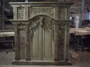 jendela ukir yang sedang tren