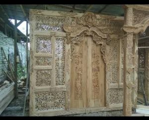 Gebyok bali guna untuk dinding atau penyekat ruang tengah