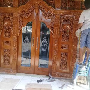Gebyok Kaligrafi Pintu Kaca lebar 3 meter