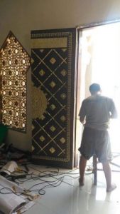 Pemasangan pintu masjid