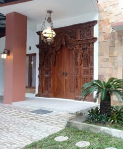 Gebyok di rumah ibu endah balik papan di lobang krawangan di lapis kawat nyamuk