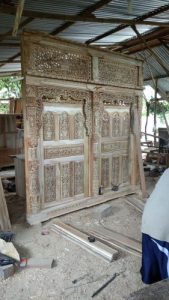 Gebyok penyekat tanpa pintu