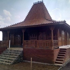 Merakit atau memasang joglo tumpangsari