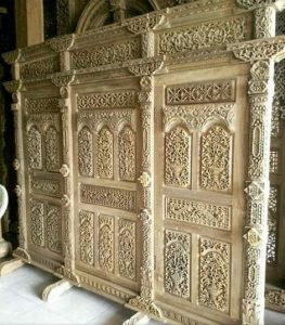 Gebyok tipisan/tempel pada kusen