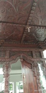 Gebyok pintu utama dengan plafon tumoangsari