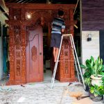Pintu gebyok di rumah ibu lisa pati