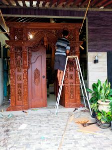 Pintu gebyok di rumah ibu lisa pati