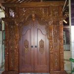 Pintu gebyok di rumah ibu lisa pati
