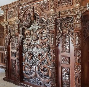 Gebyok ukir pintu relif naga