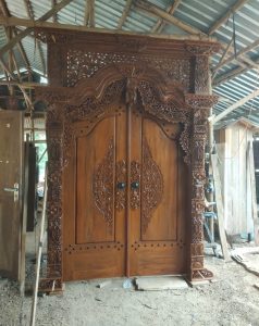 Pintu gebyok gapuro dua pintu
